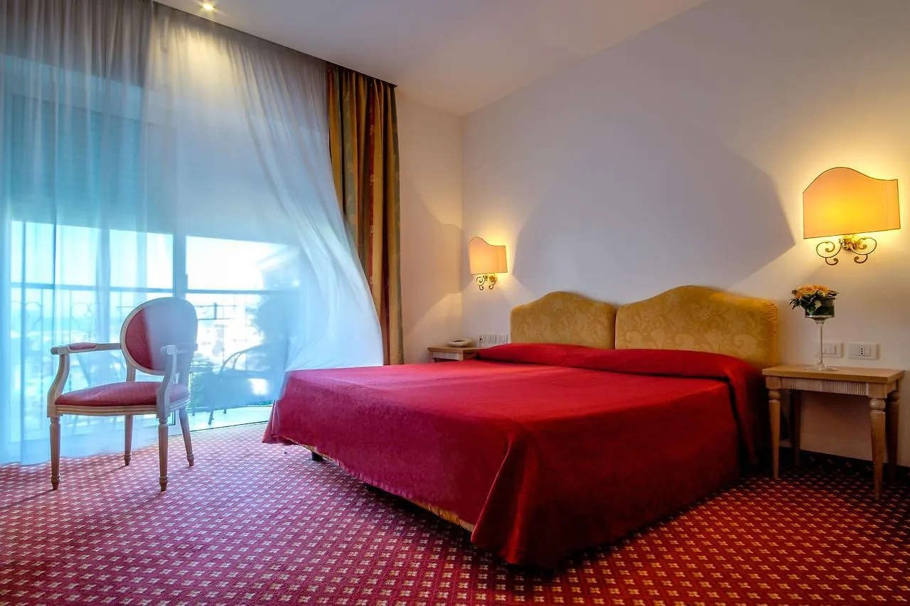 Hotel Bristol Bellaria-Igea Marina 4*,